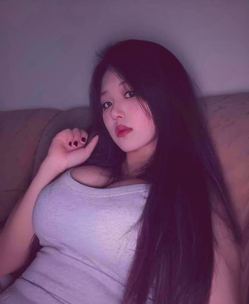 电影院幽暗的走廊，尽头有微光，营造悬疑氛围