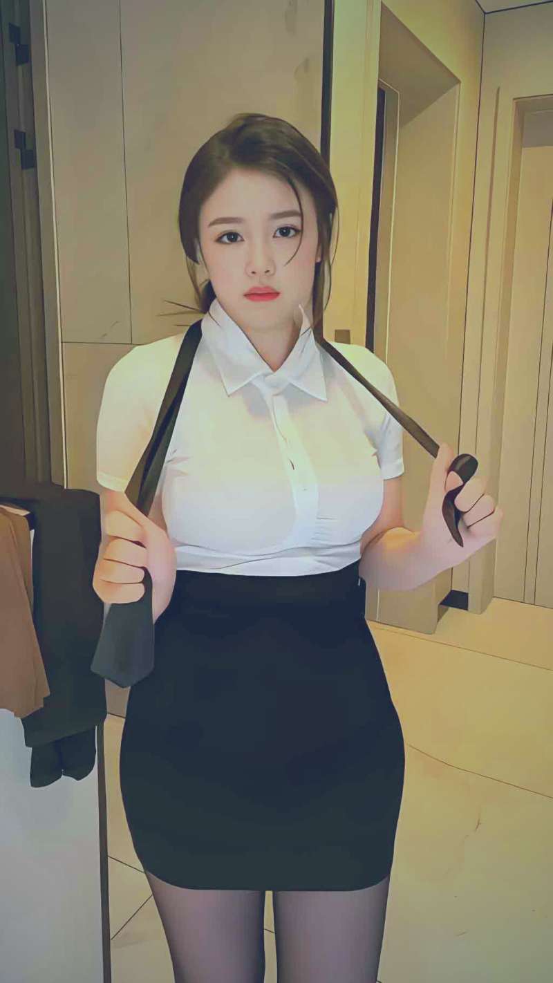 电影海报风格图：一个侧脸轮廓由无数破碎的镜面组成，每块镜面反射着不同时期的记忆片段