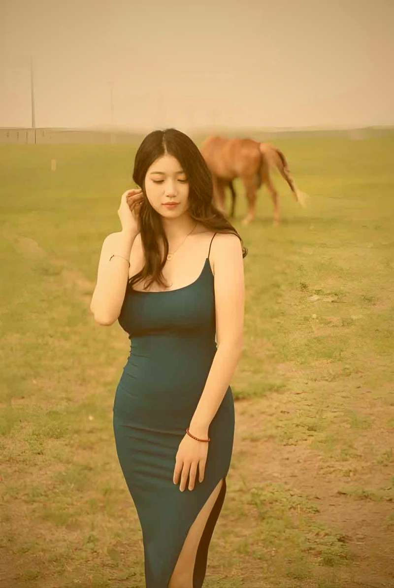 巨型星舰在瑰丽星云中缓缓航行，舰体细节与背景光芒交相辉映