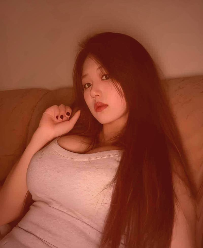 樱花树下奔跑的少男少女背影，画面清新唯美