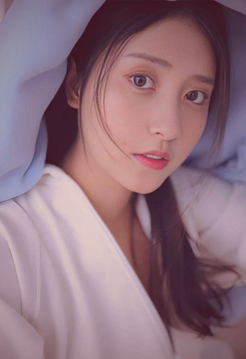 热闹的电影院春节档售票大厅，人群涌动，充满节日气氛