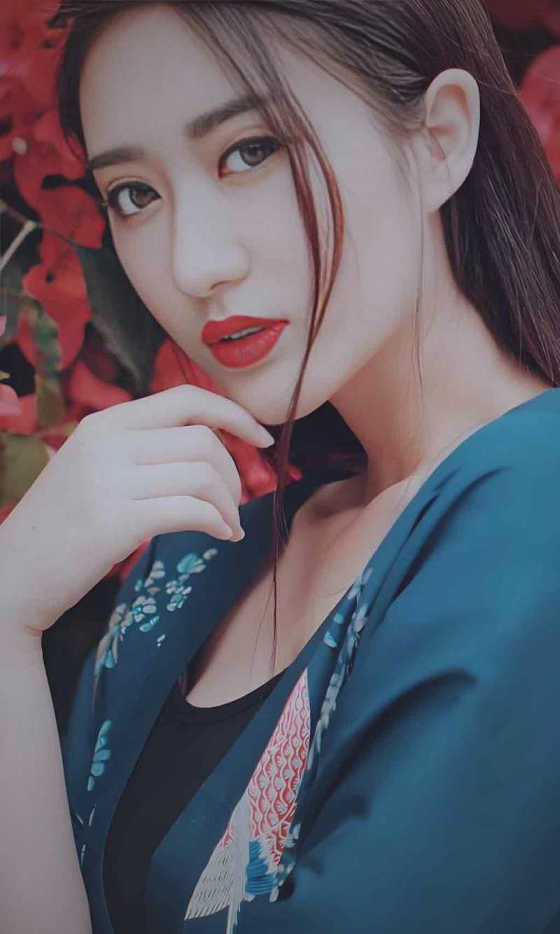 冬日暖阳下的电影院入口，海报上写着神马影院圣诞档温情剧情片即将上映
