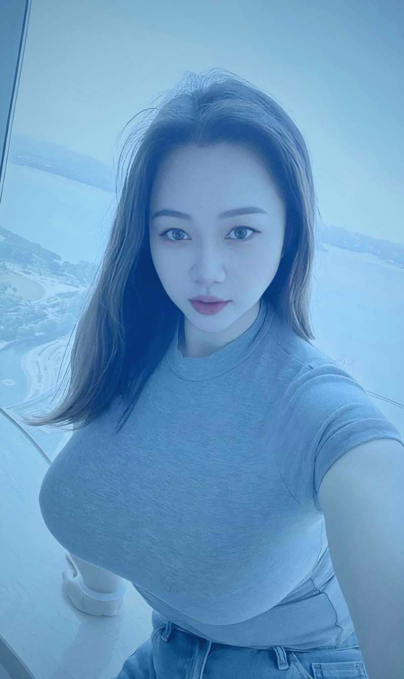 主角在训练馆中独自练习拳击的剪影