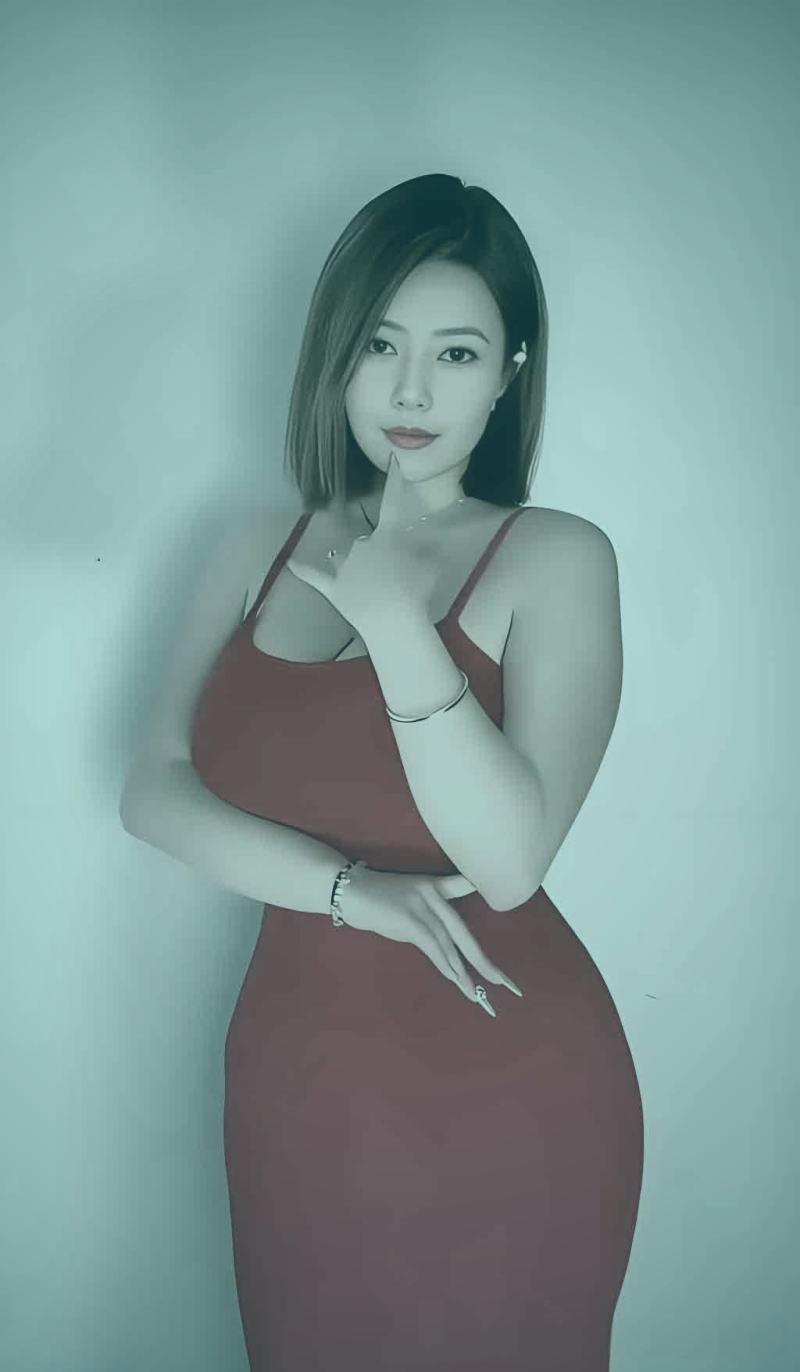 武侠电影中客栈内景，暖色调灯光与人物剪影营造紧张氛围