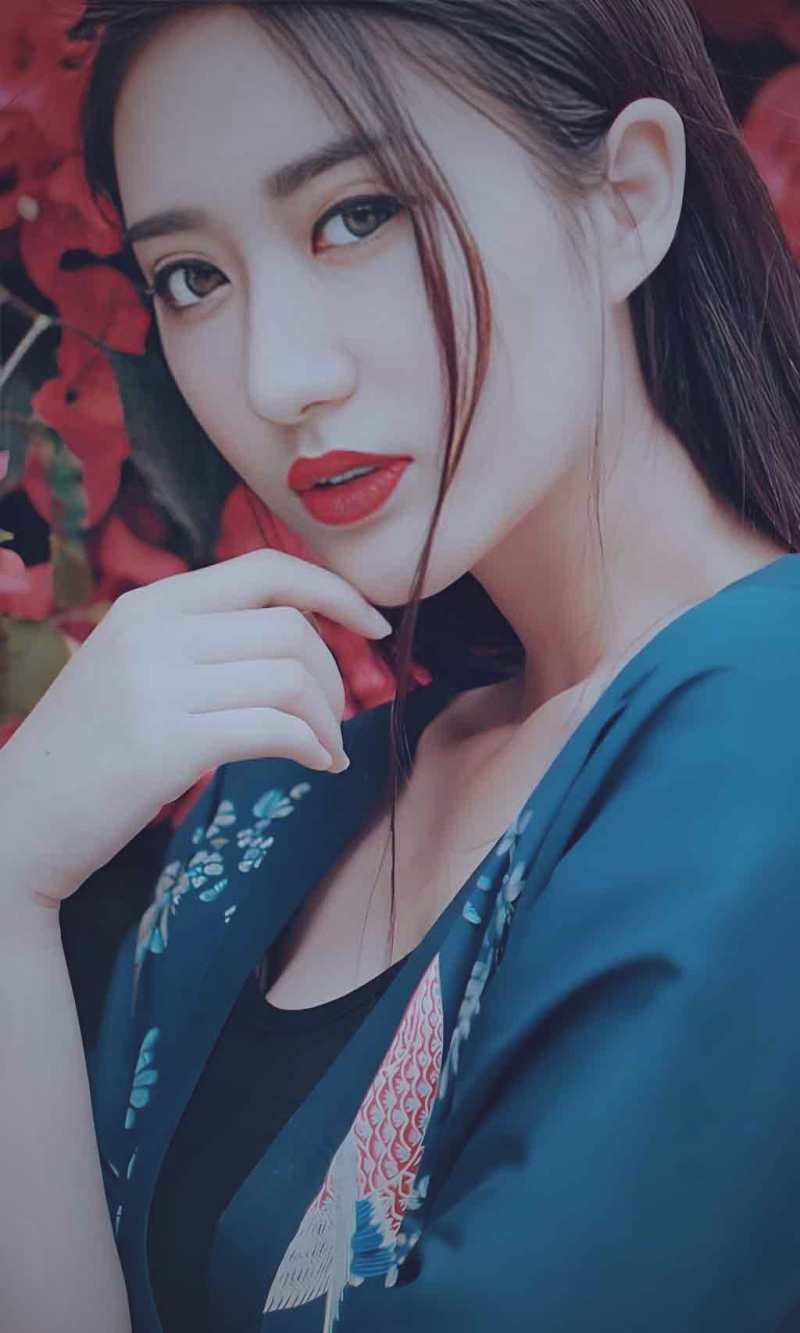 特工在废弃工厂内与多名敌人近身搏斗的激烈场景