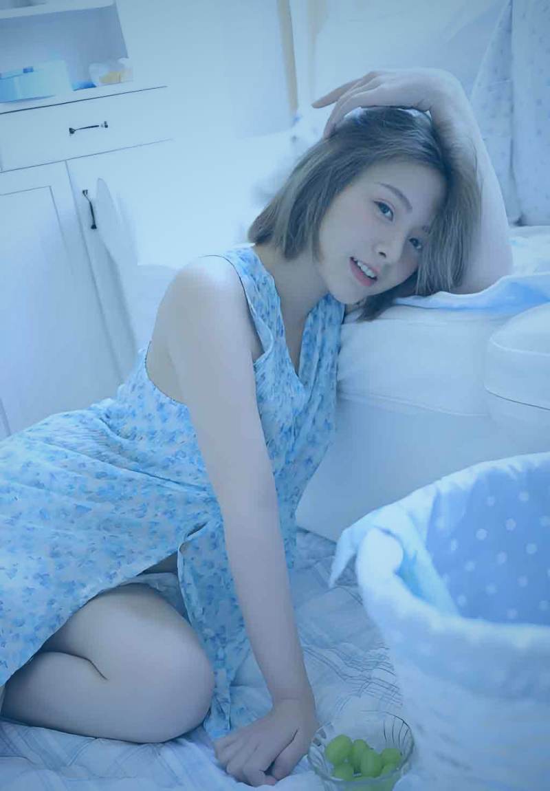 校园林荫道上男女主角并肩而行，阳光透过树叶洒下斑驳光影